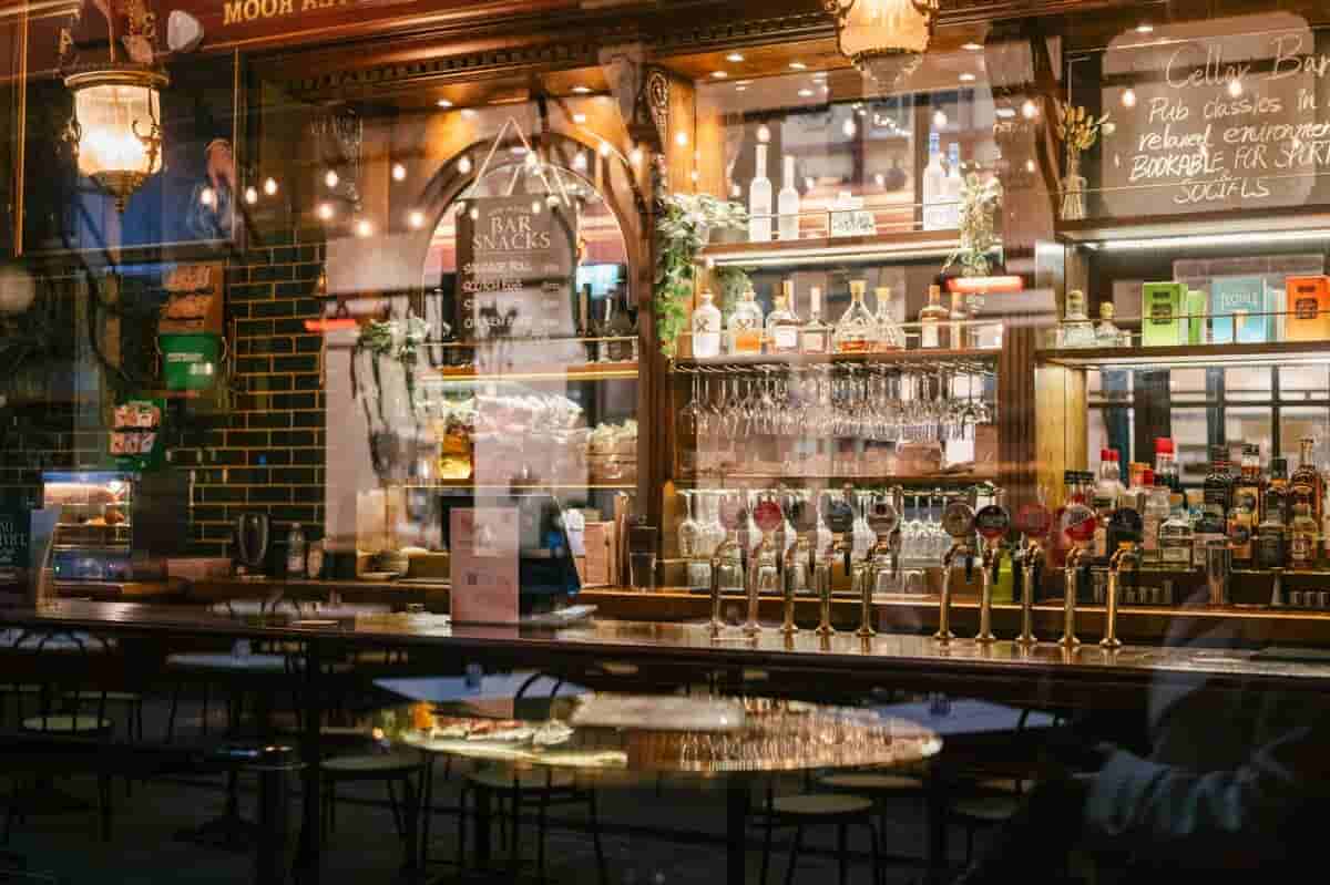 UK's Burnham Cuts Business Rates for Pubs, Clubs and Live Venues