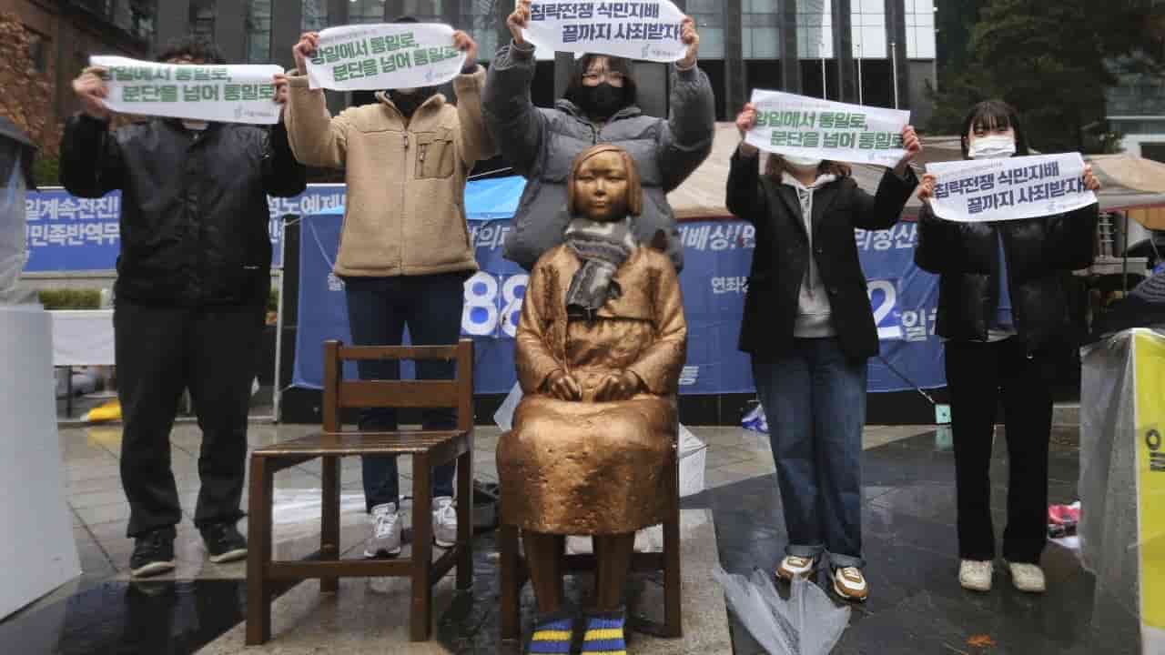 Japan, South Korea Seek to Resolve 'Comfort Women' Dispute