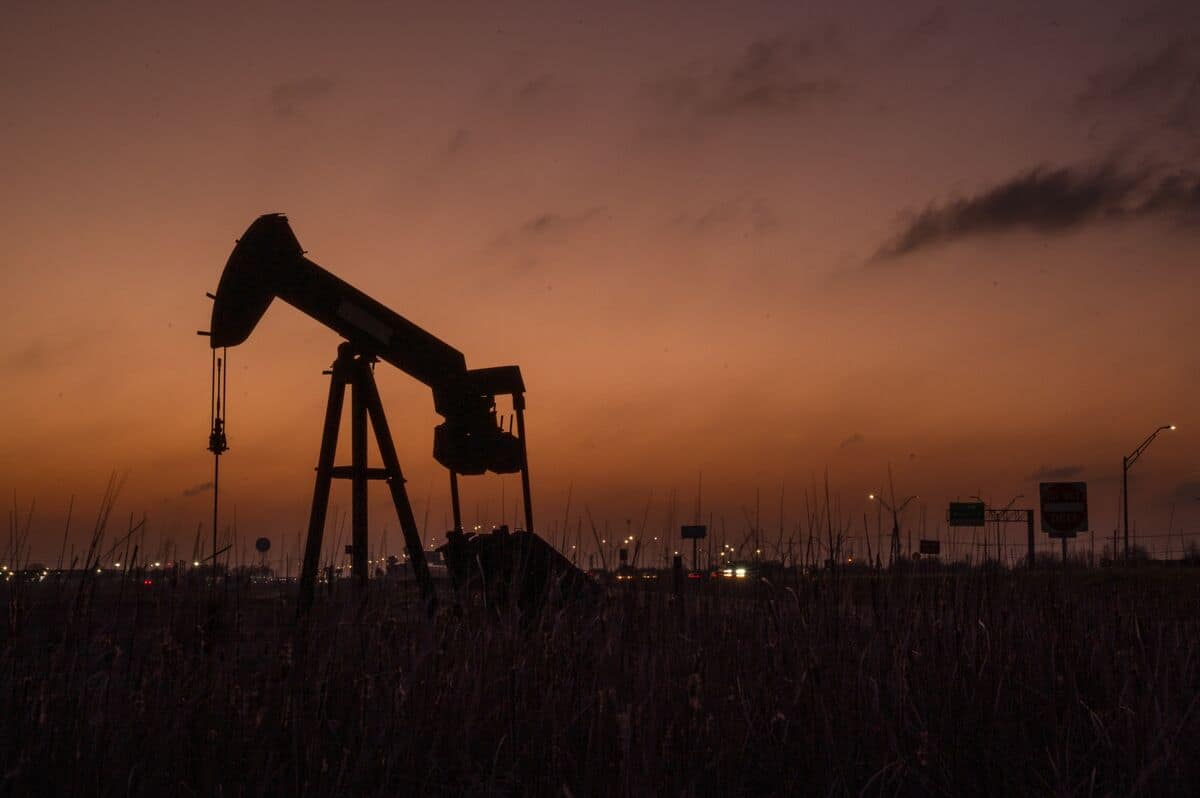 Oil steadies as Iran sales waiver signals peace talks progress