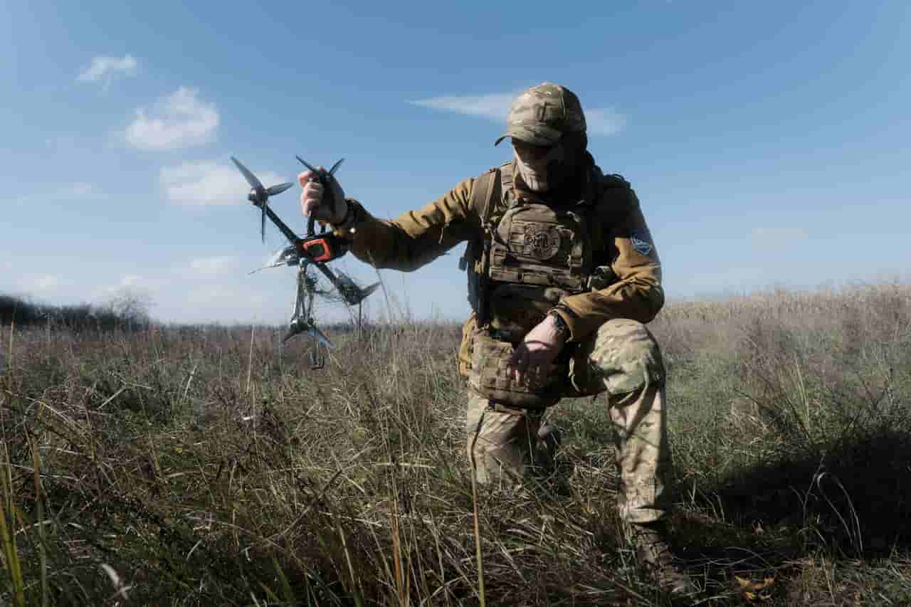 Ukraine civilians get net gun to counter drone threat