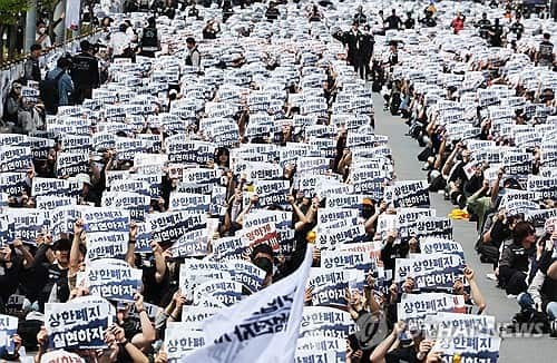 South Korea labor ministry clarifies bonus demands, plant plans not mandatory bargaining subjects