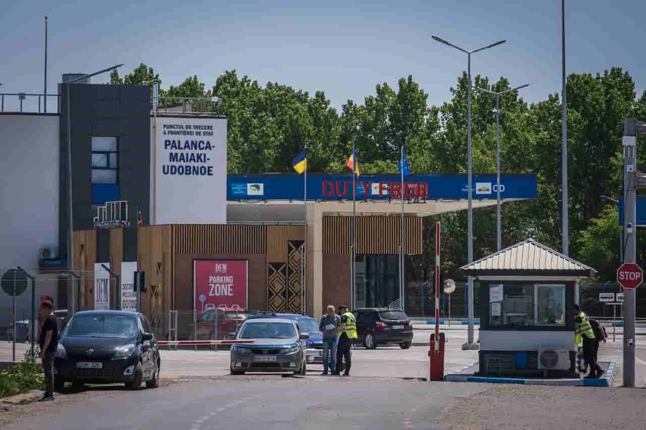 Shell injures border guard, hits bus near Ukraine-Moldova border