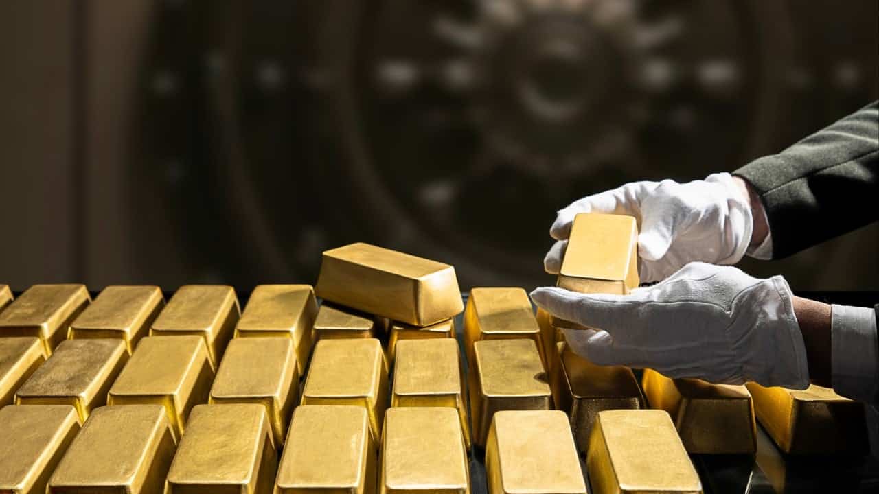 Hong Kong gold imports drop 18% in July amid mainland demand surge