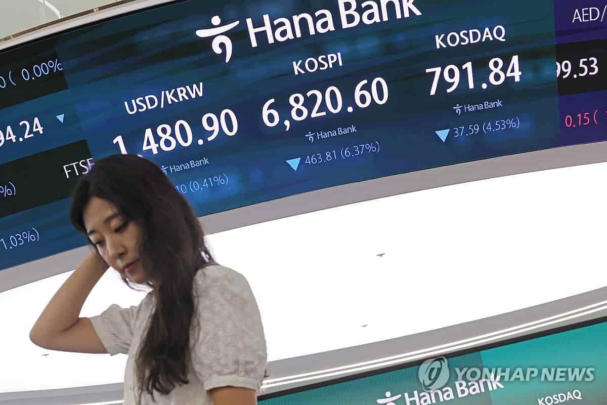 Foreigners net sell S. Korean stocks, buy ETFs in July