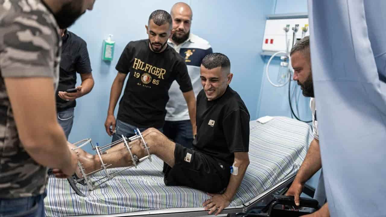 Former Israeli captive asks minister to execute Palestinian prisoners; minister agrees