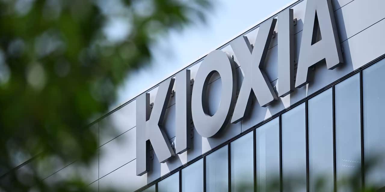 Japan's TOPIX Index Faces Constituent Decline Amid AI Stock Surge