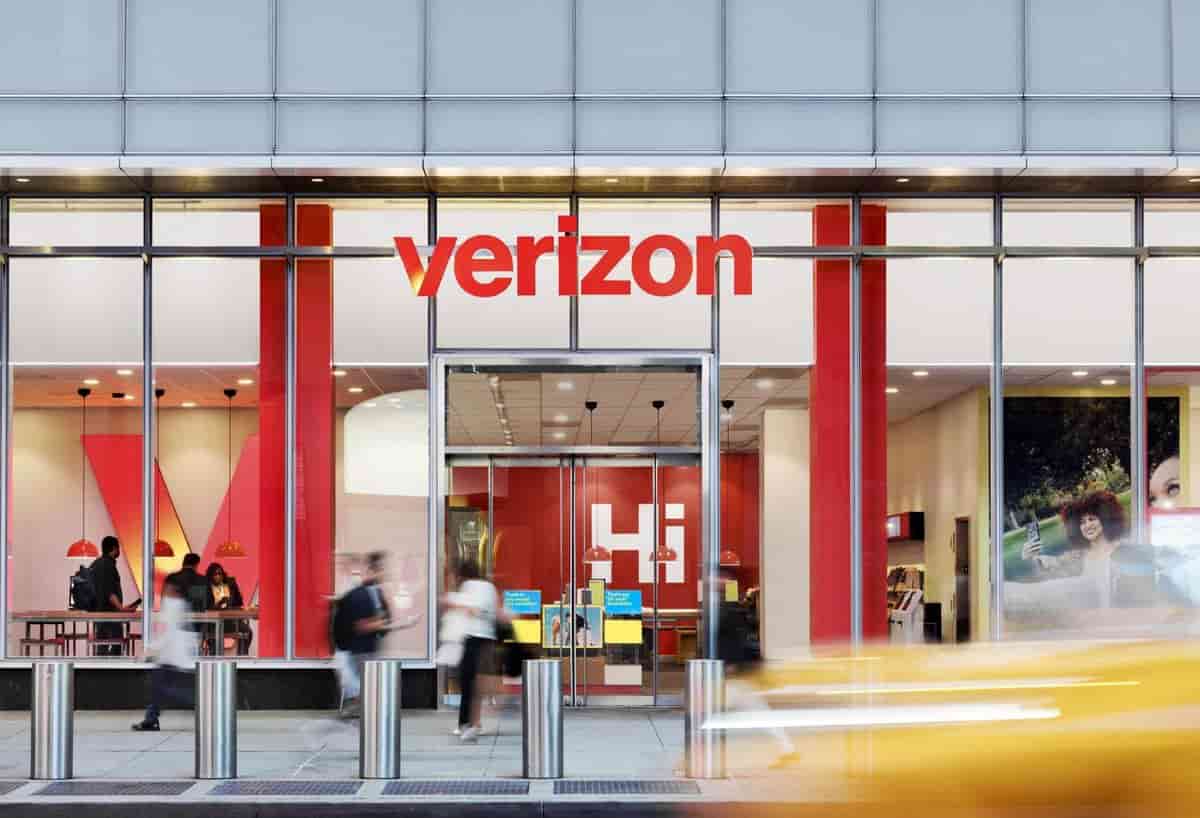 Verizon Sells 274 Retail Stores, Cuts 500 Office Jobs