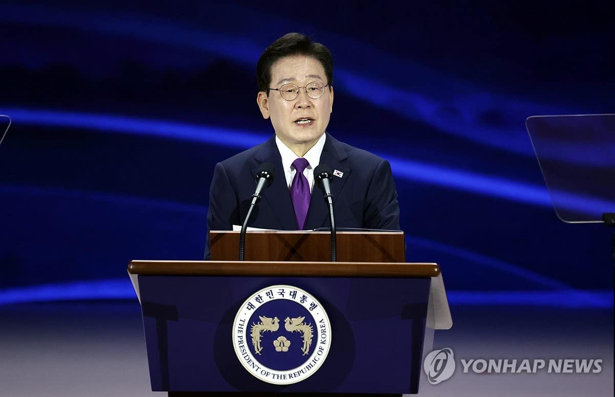 President Lee's approval rating falls to 48.4% in latest poll