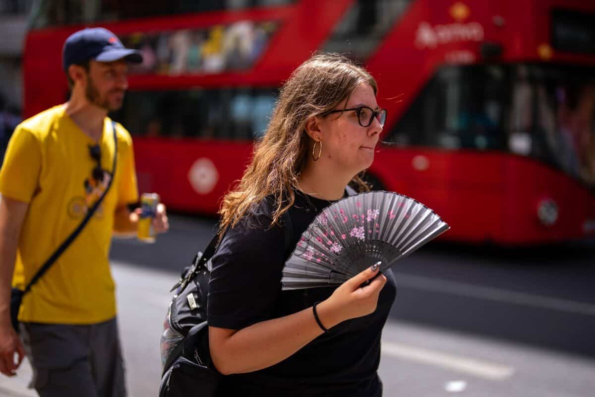 Londoners struggle with extreme heat in modern apartment buildings