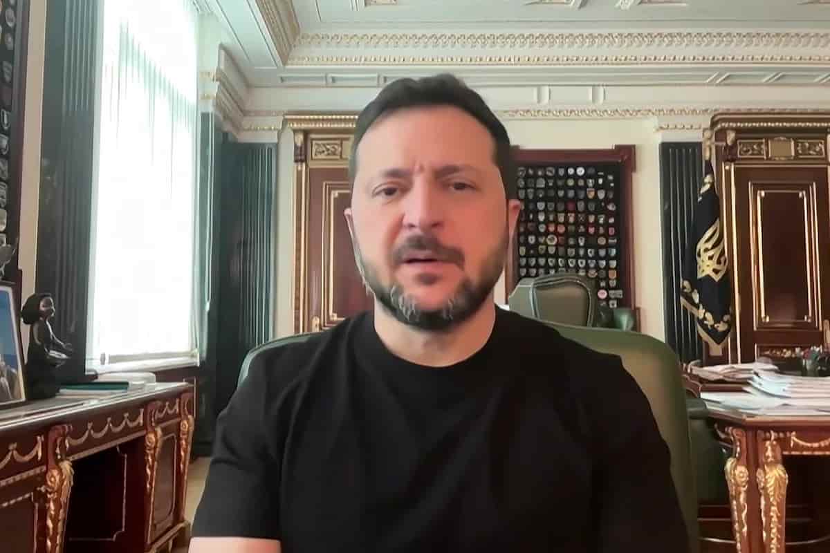 Zelenskyy warns US siding with Putin would be 'historic mistake' as Ukraine targets Russian oil sites