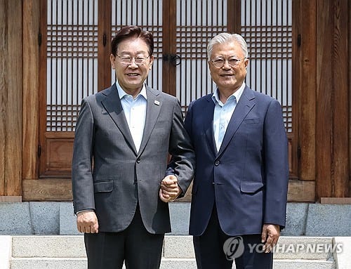 Lee calls for ruling party unity in meeting with ex-President Moon