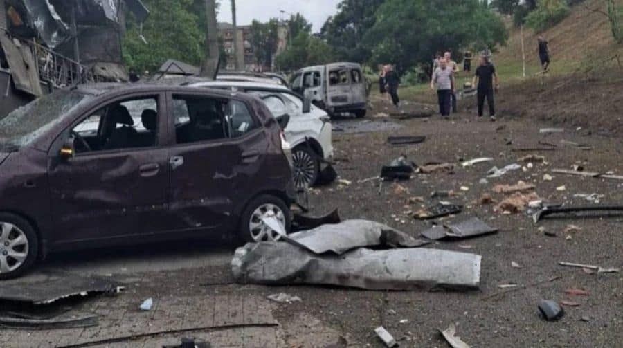 Russian bomb attacks injure dozens in eastern Ukrainian cities