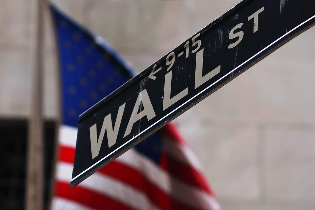 Bitcoin, Ether Drop as Nasdaq Tech Selloff Spills Into Digital Assets
