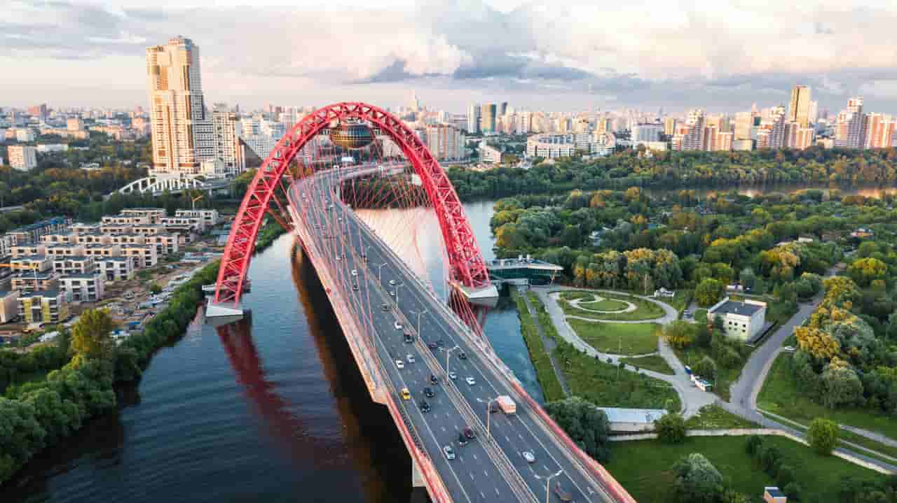 Russia passes crypto law allowing foreign trade use, capping retail purchases
