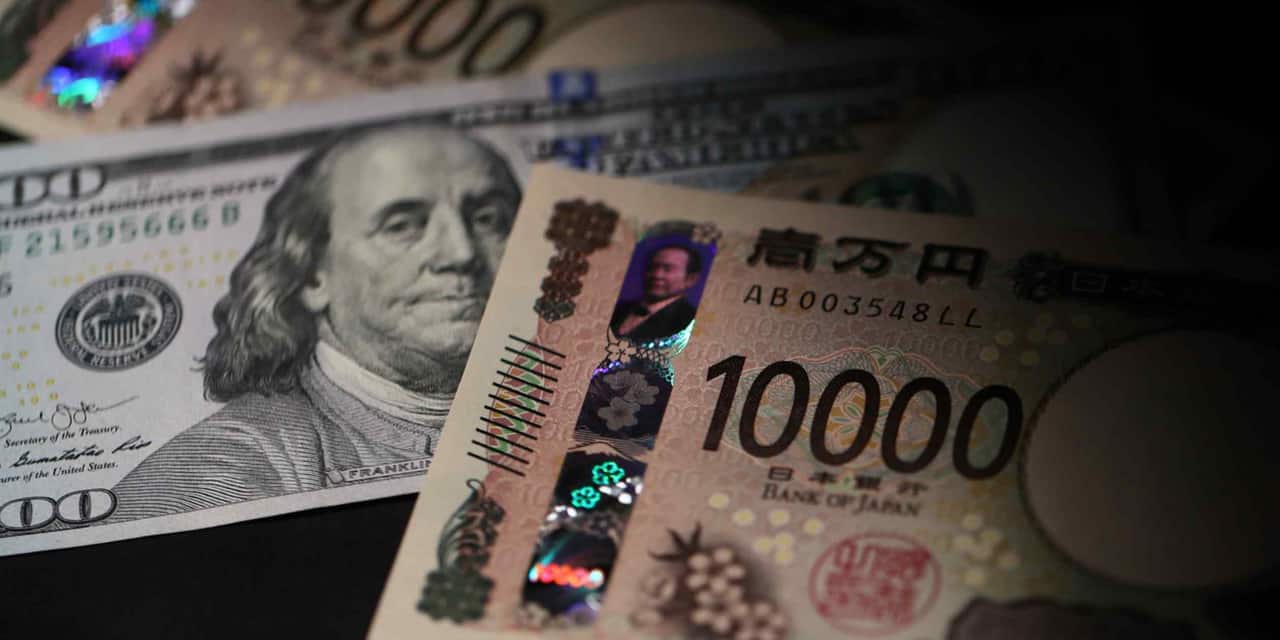 Yen Surges to Briefly Touch 158.20 Against Dollar Amid Intervention Fears