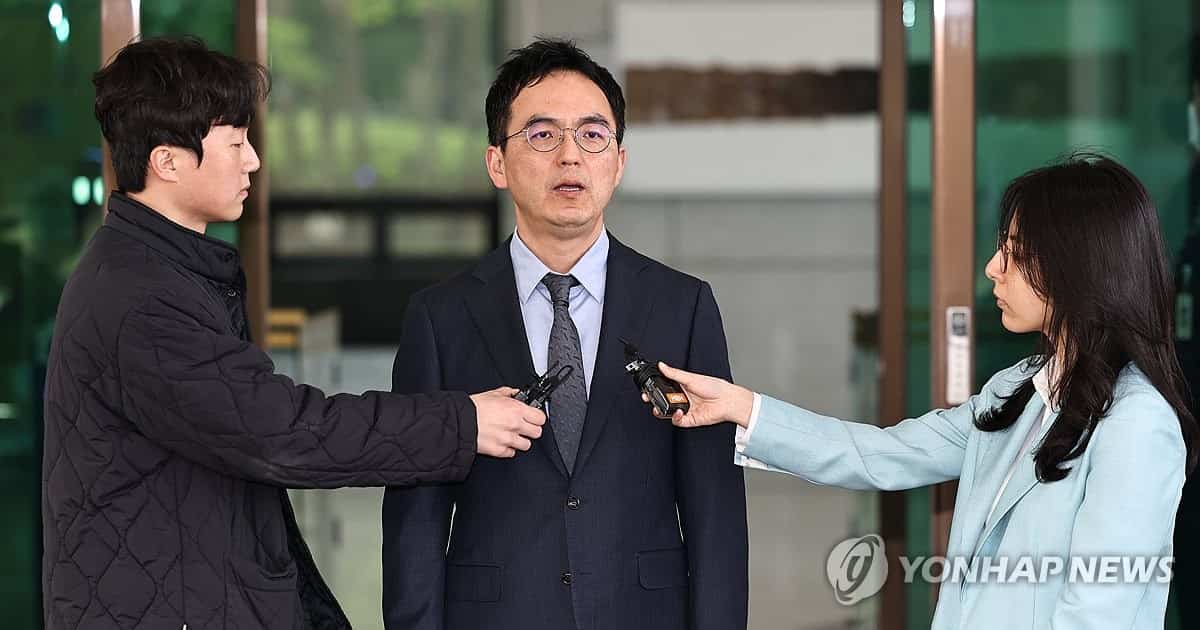Top prosecutor offers to resign after bill stripping investigative powers passes