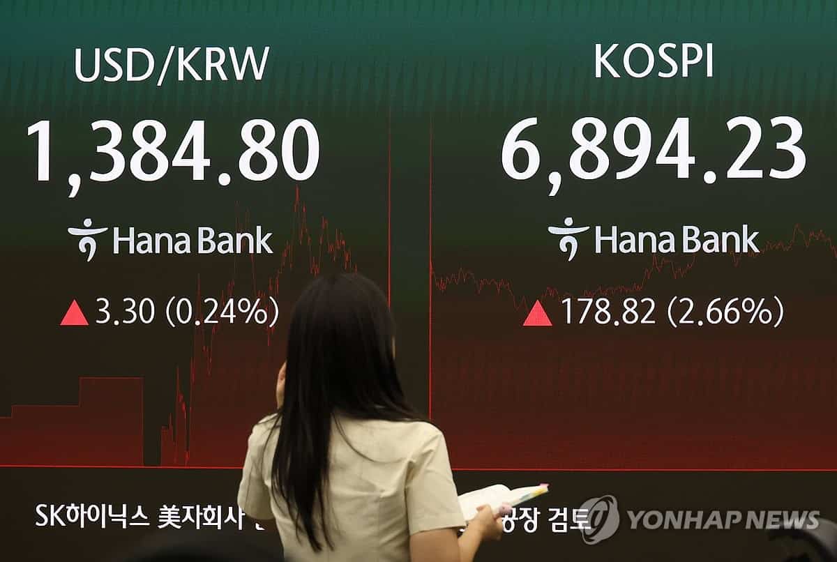 Seoul stocks open higher, led by chipmakers