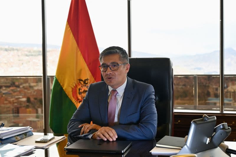 Bolivia lawmakers vote to censure economy minister, likely forcing removal