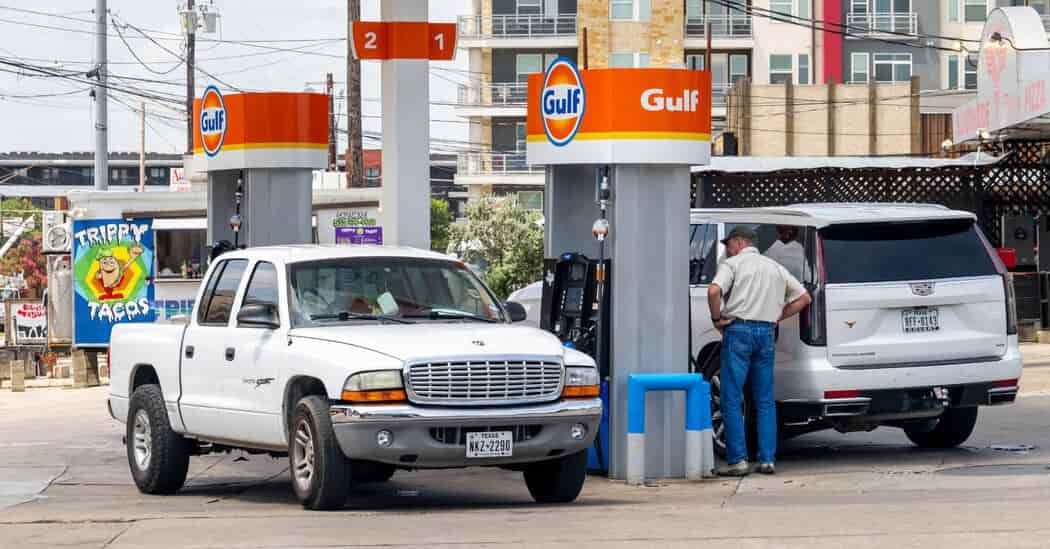 Gas Station Profit Margins Widen as Oil Prices Fall