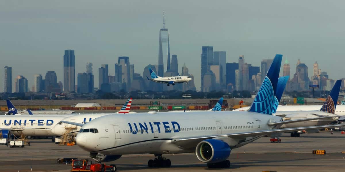 FAA outage disrupts thousands of flights across Northeast after fiber line cut