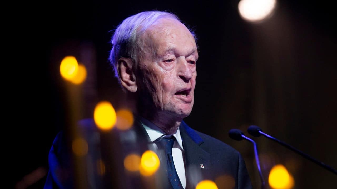 Ex-PM Chretien warns US against mistaking Canadian generosity for weakness