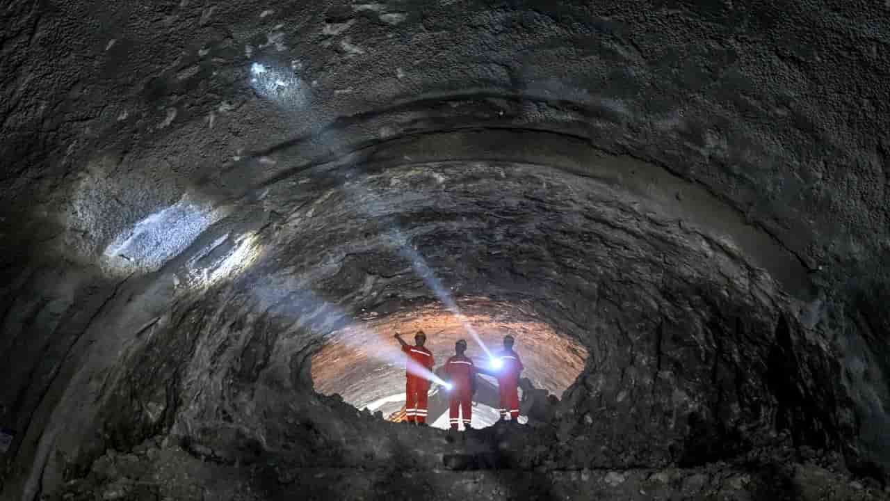 China completes first high-speed rail tunnel under Yangtze River