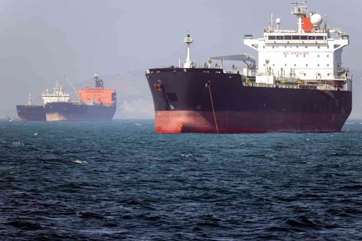 Oil tanker struck by projectile off Oman, UKMTO reports