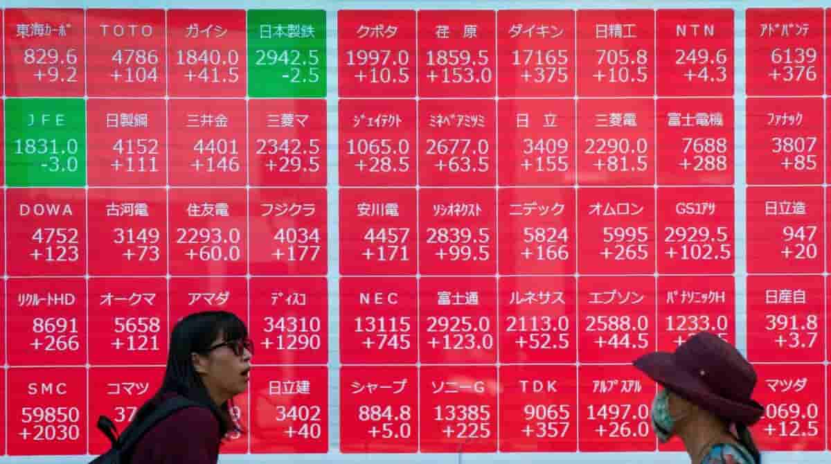Asian Stocks Set to Gain as US Treasury Buys Bonds, Easing Yields