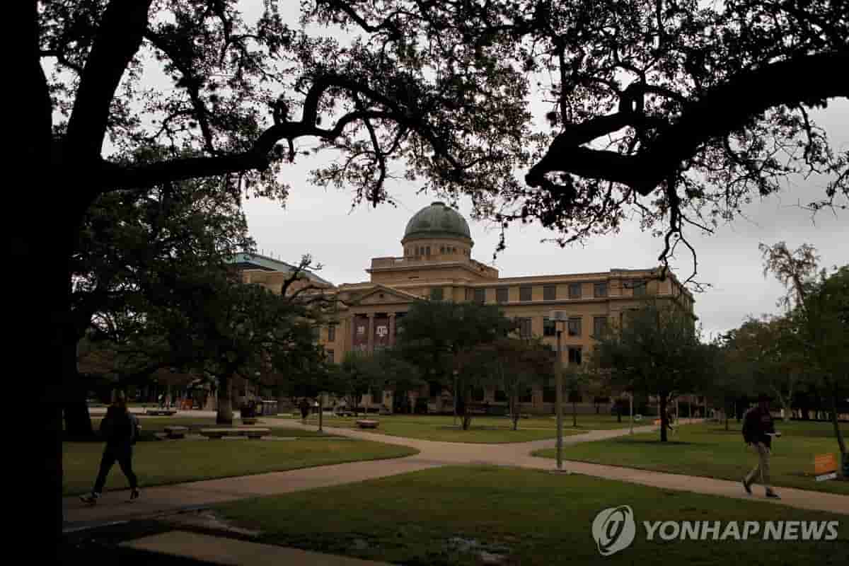 US considering $100,000 fee for foreign students seeking post-graduation work