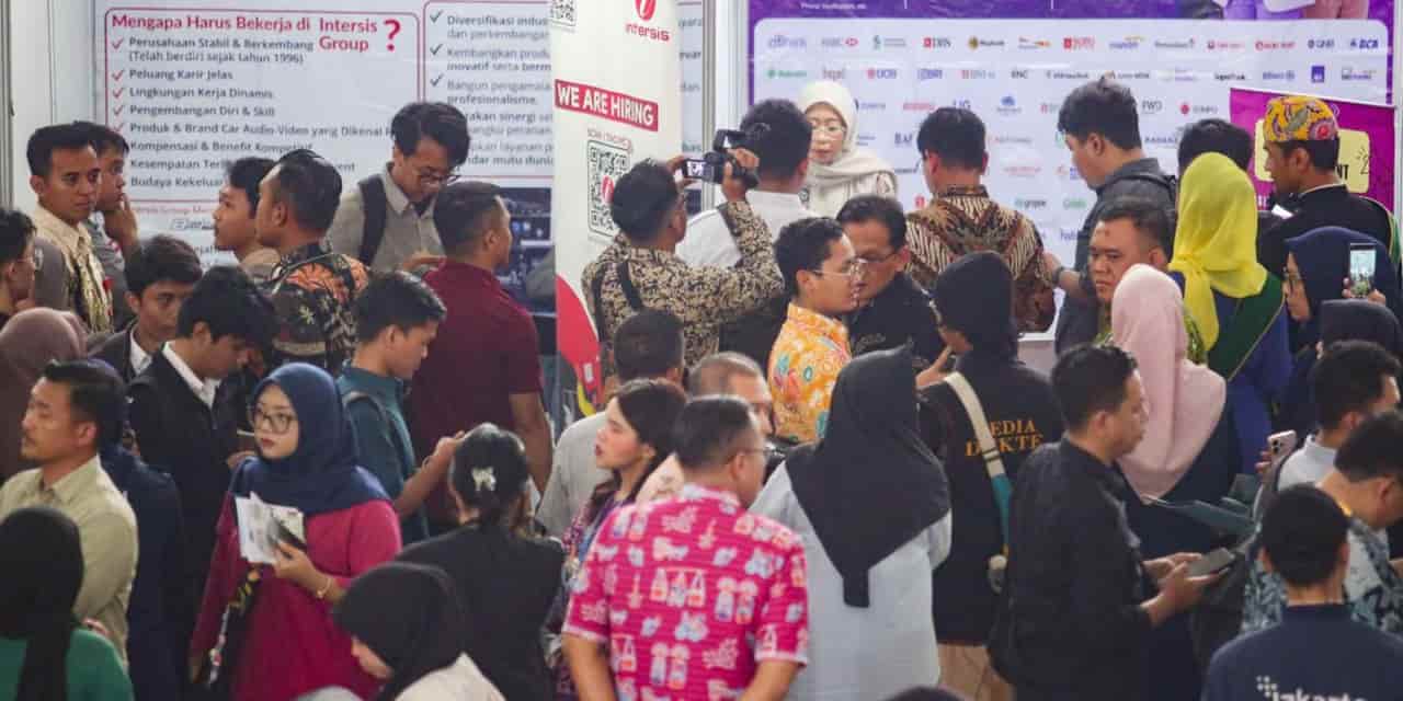 Indonesia's economic doldrums leave a million university graduates jobless