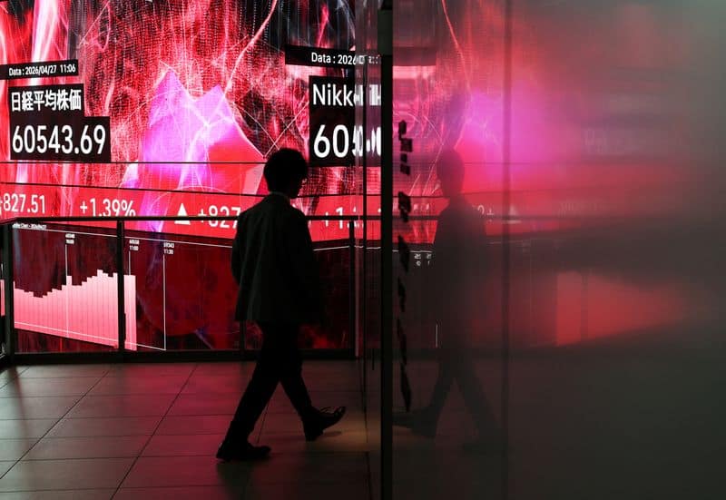 Asian stocks gain, oil up amid Gulf confusion
