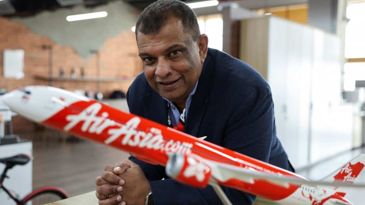 AirAsia chief Tony Fernandes criticizes Singapore Airlines food