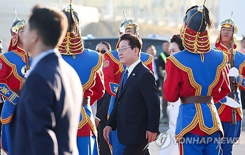 Lee seeks phased Korean denuclearization, eyes Mongolia partnership