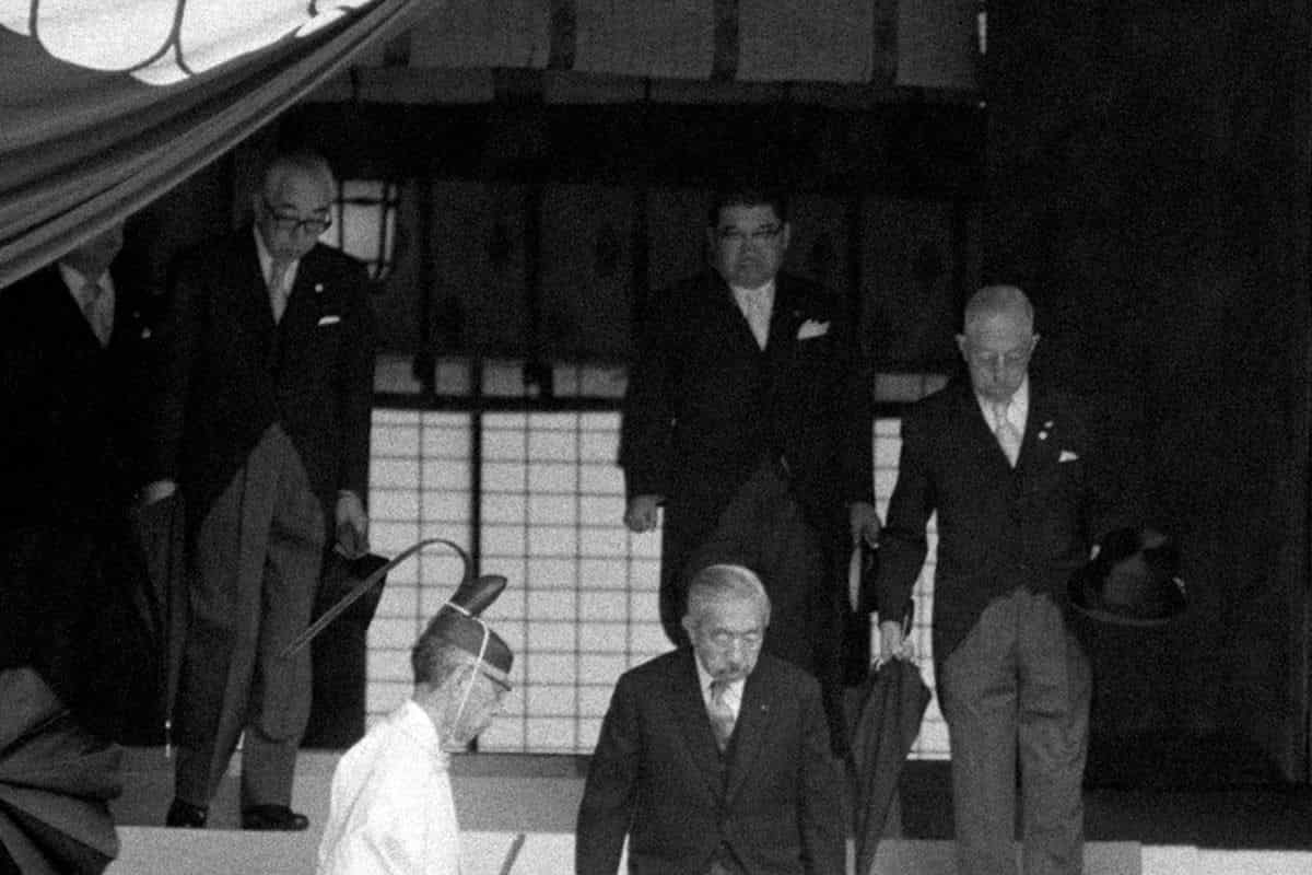 Japanese Defense Minister Koizumi prays at Yasukuni Shrine