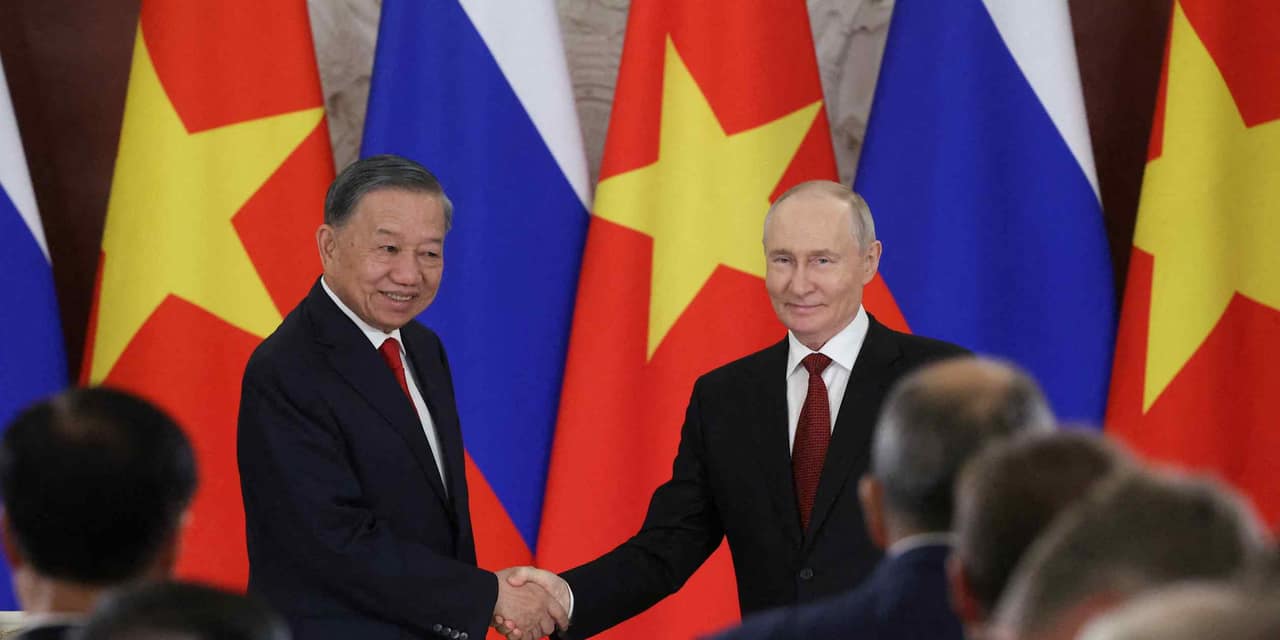 Vietnam and Russia deepen energy, defense ties amid global tensions
