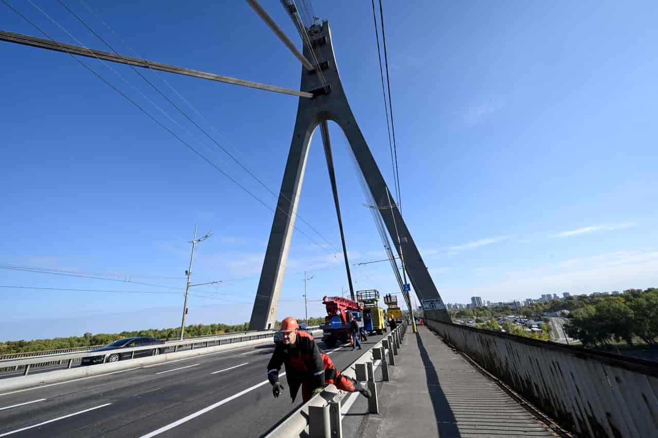 Kyiv plans pontoon crossings after Russian bridge strikes