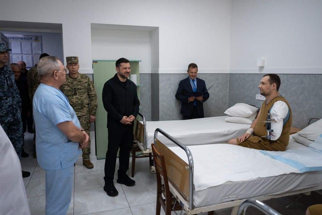 Zelensky visits wounded soldiers, veterans in Odesa