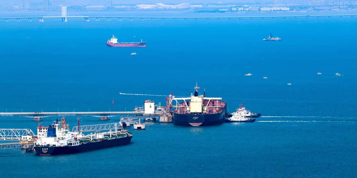 Oil jumps 4% on China export halt, Middle East tensions