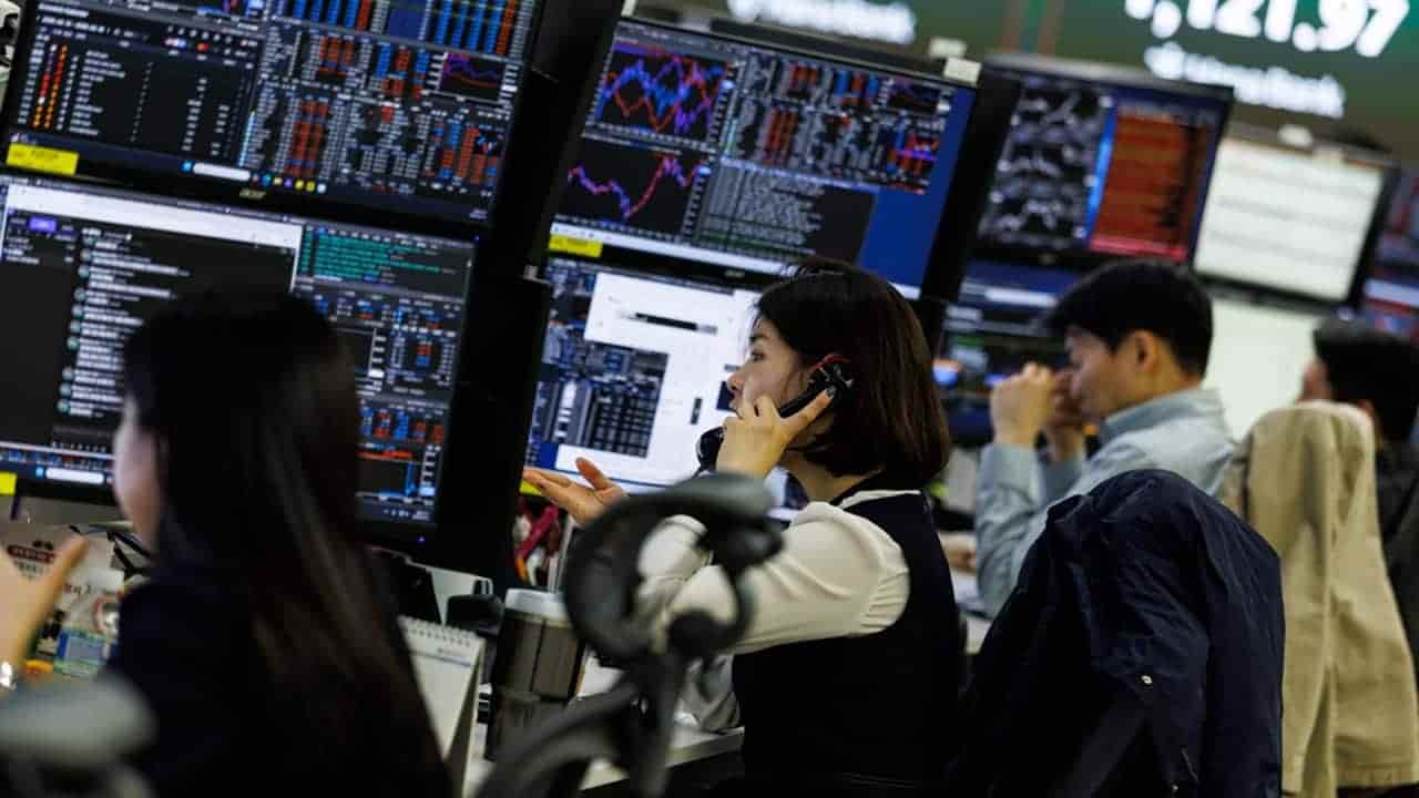 South Korean Retail Investors Vow to Exit Market After Kospi Rout