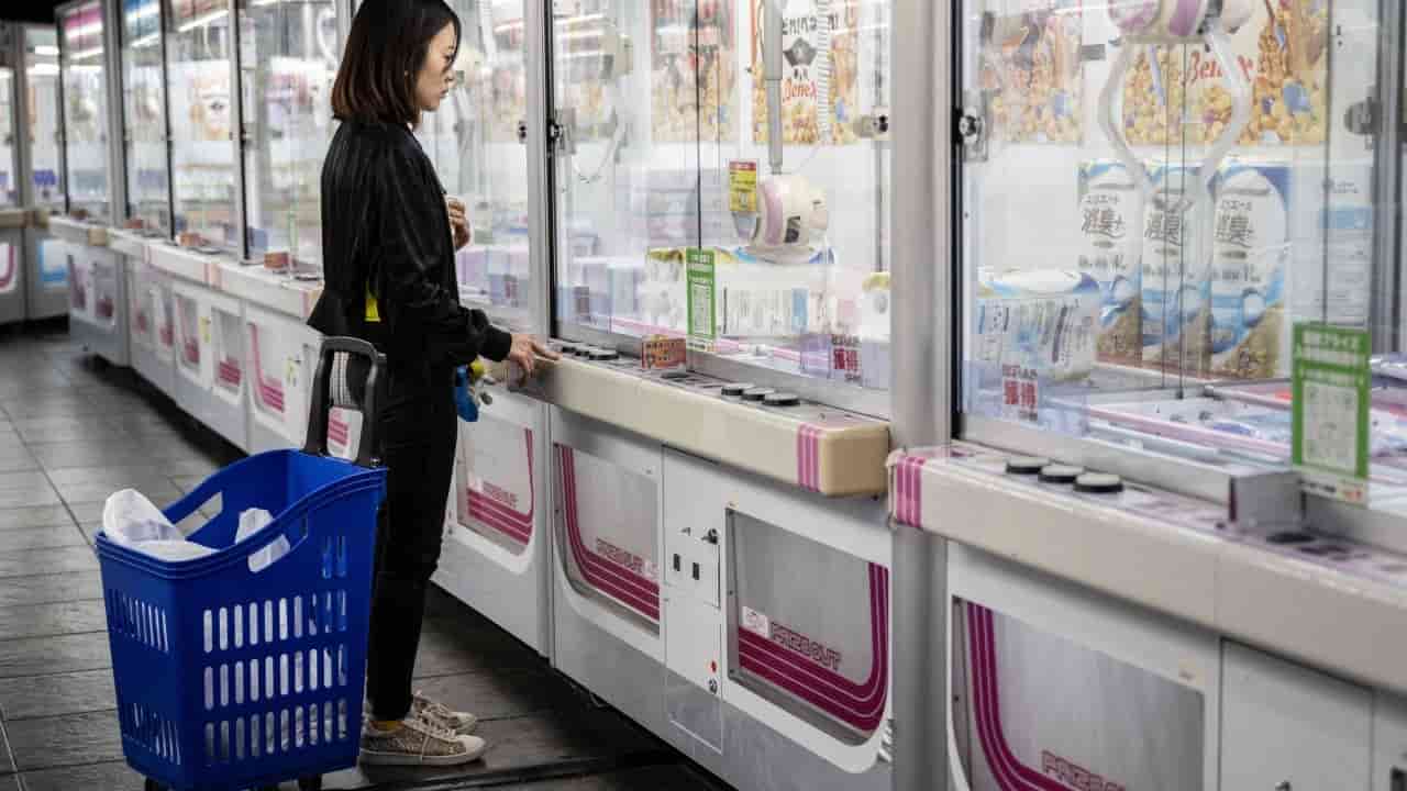 Japanese arcades offer everyday items in claw machines to combat inflation