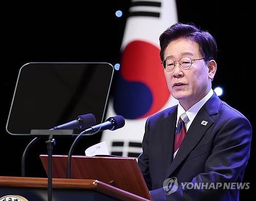 President Lee's approval rating falls to new low of 43%