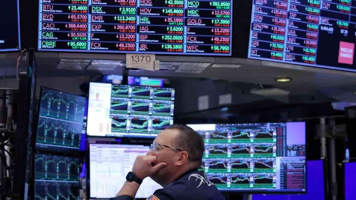 US stocks edge lower as Treasury yields hold near multi-decade highs