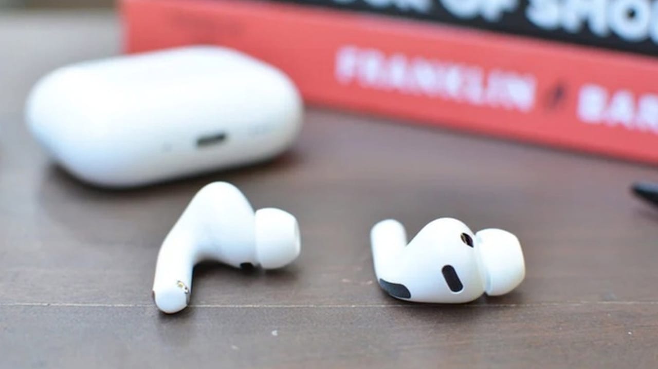 Apple's Camera-Equipped AirPods with Visual Intelligence on Track for 2027 Launch