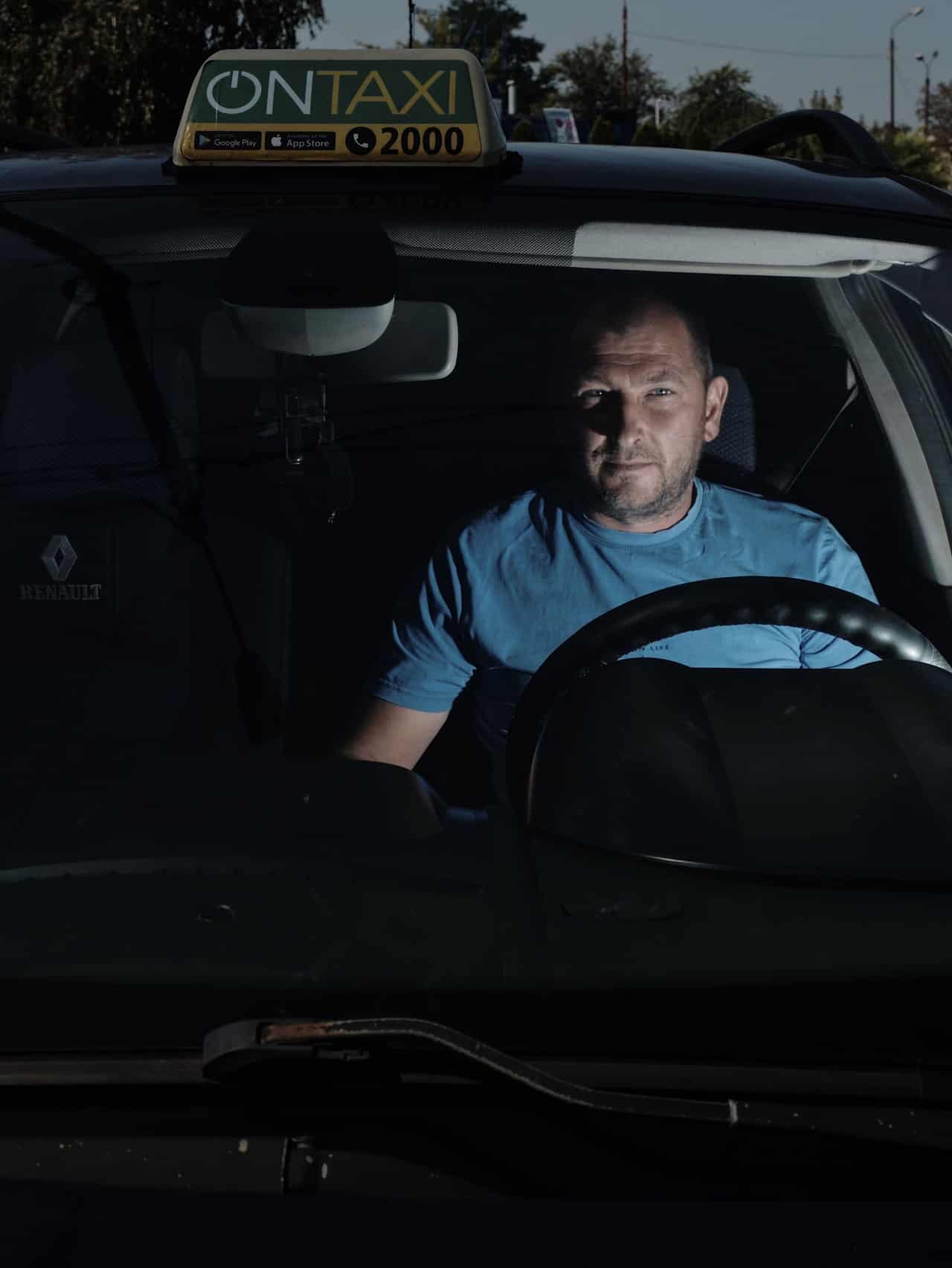 Sloviansk taxi driver continues work amid Russian advance
