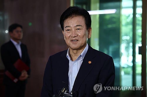 Unification ministry defends N. Korea policy after Lee's call for caution