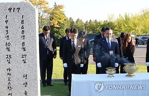 Kazakh minister pays tribute at grave of Korean independence fighter