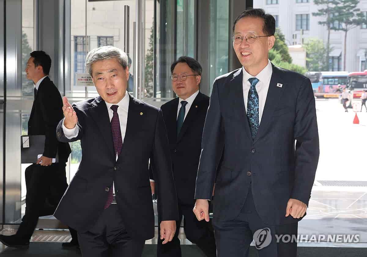 South Korean finance minister, central bank chief discuss coordination amid uncertainties