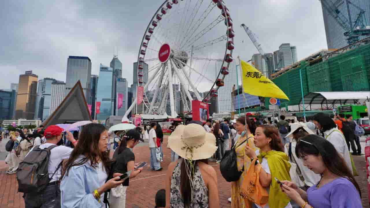 Hong Kong immigration cracks down on visa abusers offering tourist services