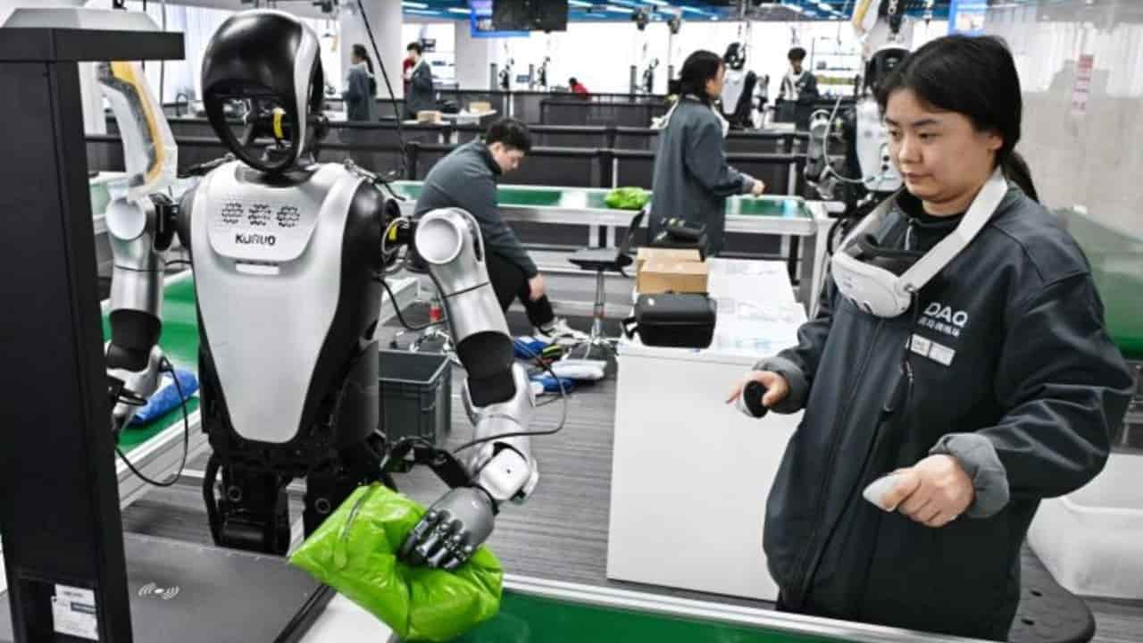 China trains robots by having humans fold clothes, wash dishes