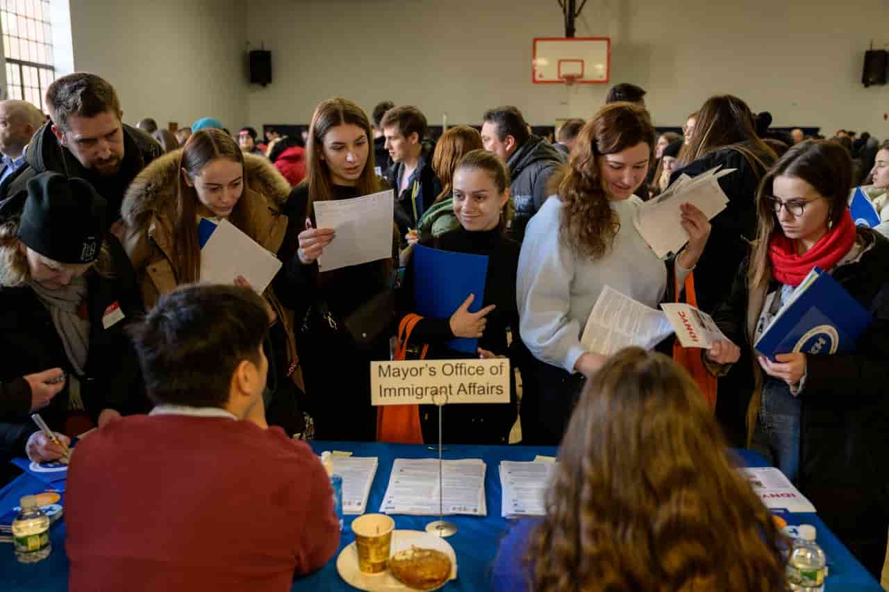 US lawmakers seek to extend immigration protections for Ukrainian refugees